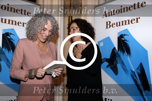Amsterdam 10 januari 2018
Boekpresentatie Antoinette Beumer. Antoinette reikt het boek uit aan Femke Halsema.