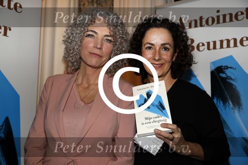 Amsterdam 10 januari 2018
Boekpresentatie Antoinette Beumer. Antoinette reikt het boek uit aan Femke Halsema.