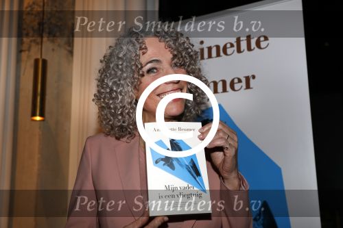 Amsterdam 10 januari 2018
Boekpresentatie Antoinette Beumer. Antoinette reikt het boek uit aan Femke Halsema.