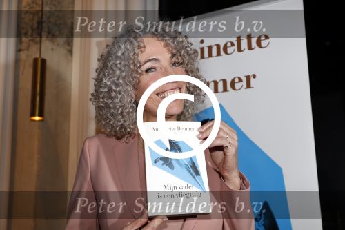 Amsterdam 10 januari 2018
Boekpresentatie Antoinette Beumer. Antoinette reikt het boek uit aan Femke Halsema.