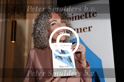 Amsterdam 10 januari 2018
Boekpresentatie Antoinette Beumer. Antoinette reikt het boek uit aan Femke Halsema.