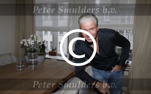 Amsterdam 11 januari 2018 
Dries Roelvink thuis in zijn appartement