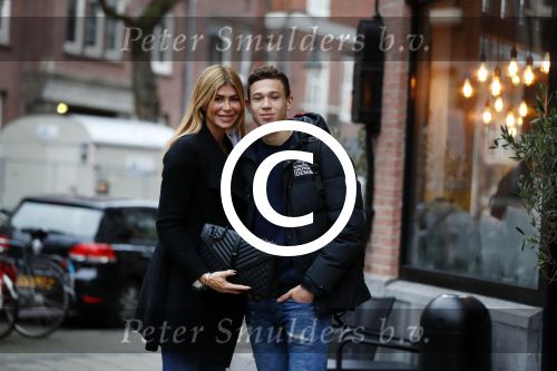 Amsterdam 22 januari 2018 
Esteel Cruijff met haar zoon Maxim Gullit op de cornelis schuytstraat
