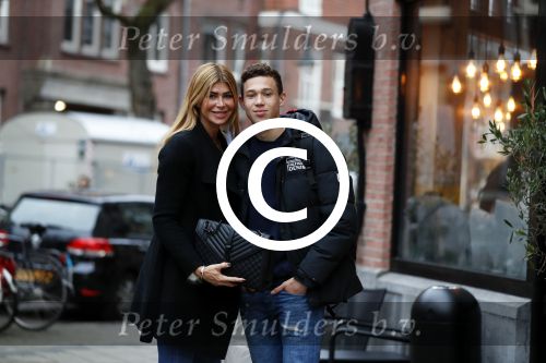 Amsterdam 22 januari 2018 
Esteel Cruijff met haar zoon Maxim Gullit op de cornelis schuytstraat