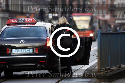 Amsterdam 22 december 2017 
Eva Jinek stapt in Taxi bij haar huis