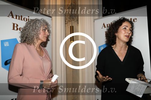Amsterdam 10 januari 2018
Boekpresentatie Antoinette Beumer. Antoinette reikt het boek uit aan Femke Halsema.