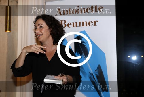 Amsterdam 10 januari 2018
Boekpresentatie Antoinette Beumer. Antoinette reikt het boek uit aan Femke Halsema.