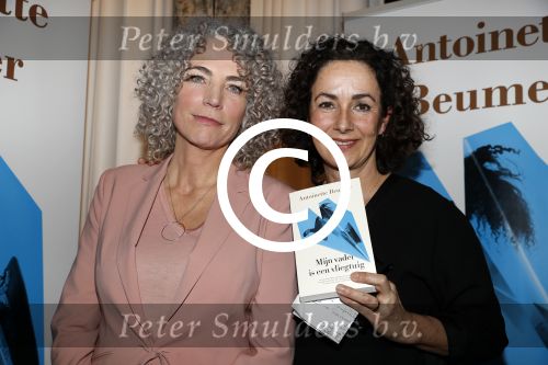 Amsterdam 10 januari 2018
Boekpresentatie Antoinette Beumer. Antoinette reikt het boek uit aan Femke Halsema.