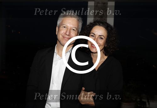 Amsterdam 10 januari 2018
Boekpresentatie Antoinette Beumer. Antoinette reikt het boek uit aan Femke Halsema. Femke Halsema met partner Robert Oey