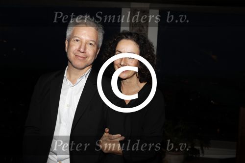 Amsterdam 10 januari 2018
Boekpresentatie Antoinette Beumer. Antoinette reikt het boek uit aan Femke Halsema. Femke Halsema met partner Robert Oey