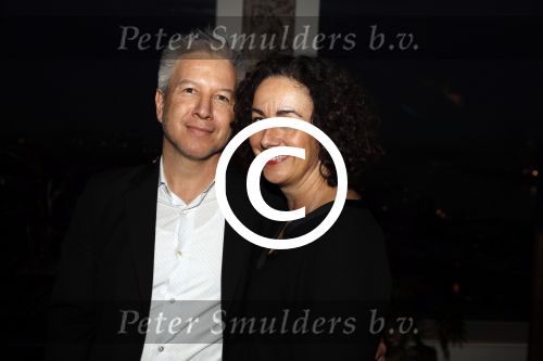 Amsterdam 10 januari 2018
Boekpresentatie Antoinette Beumer. Antoinette reikt het boek uit aan Femke Halsema. Femke Halsema met partner Robert Oey