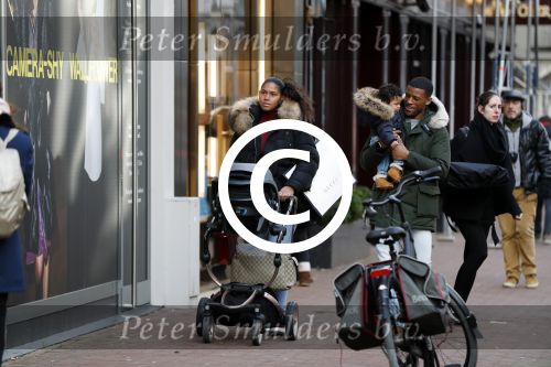Amsterdam 17 januari 2018
Gini Wijnaldum met zijn vriendin en zoonJacian Emile Wijnaldum op de pc hooftstraat