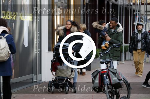 Amsterdam 17 januari 2018
Gini Wijnaldum met zijn vriendin en zoonJacian Emile Wijnaldum op de pc hooftstraat