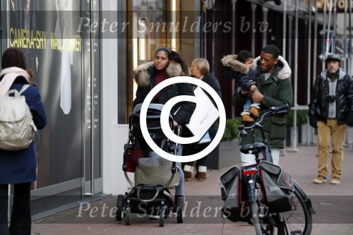 Amsterdam 17 januari 2018
Gini Wijnaldum met zijn vriendin en zoonJacian Emile Wijnaldum op de pc hooftstraat