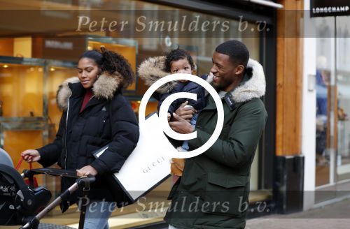 Amsterdam 17 januari 2018
Gini Wijnaldum met zijn vriendin en zoonJacian Emile Wijnaldum op de pc hooftstraat