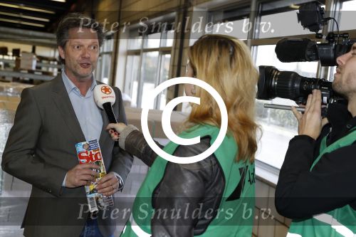 Gilze 16 januari 2018
Frans Bauer ontvangt uit handen van Story hoofdredakteur Guido den Aantrekker de eerster story waar Frans Gast Hoofdredakteur van is geweest. Ook zijn vrouw Mariska is aanwezig.