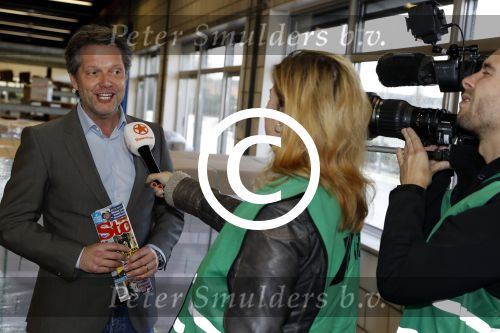 Gilze 16 januari 2018
Frans Bauer ontvangt uit handen van Story hoofdredakteur Guido den Aantrekker de eerster story waar Frans Gast Hoofdredakteur van is geweest. Ook zijn vrouw Mariska is aanwezig.