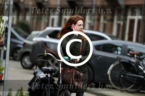 Amsterdam 29 januari 2019
Luizenmoeder actrice ilse Warringa op de fiets in Amsterdam.
