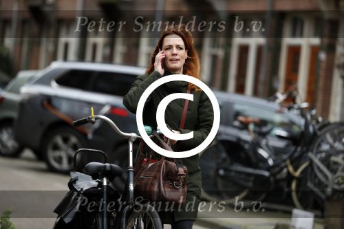 Amsterdam 29 januari 2019
Luizenmoeder actrice ilse Warringa op de fiets in Amsterdam.