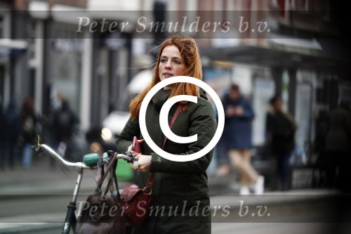 Amsterdam 29 januari 2019
Luizenmoeder actrice ilse Warringa op de fiets in Amsterdam.