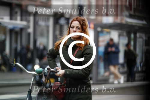 Amsterdam 29 januari 2019
Luizenmoeder actrice ilse Warringa op de fiets in Amsterdam.