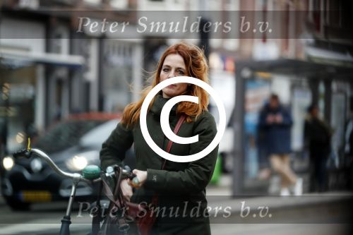 Amsterdam 29 januari 2019
Luizenmoeder actrice ilse Warringa op de fiets in Amsterdam.