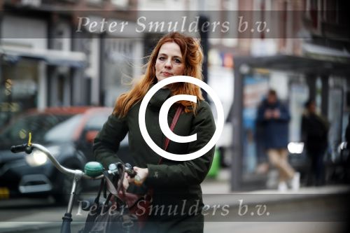 Amsterdam 29 januari 2019
Luizenmoeder actrice ilse Warringa op de fiets in Amsterdam.