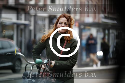 Amsterdam 29 januari 2019
Luizenmoeder actrice ilse Warringa op de fiets in Amsterdam.