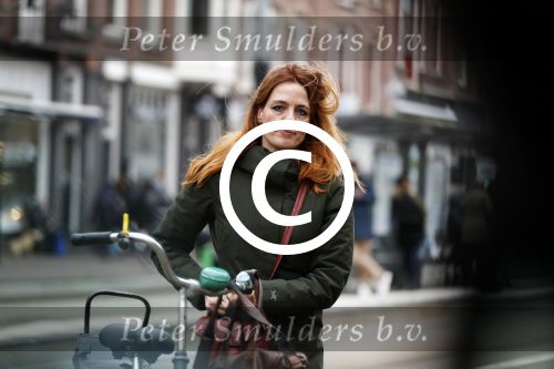 Amsterdam 29 januari 2019
Luizenmoeder actrice ilse Warringa op de fiets in Amsterdam.