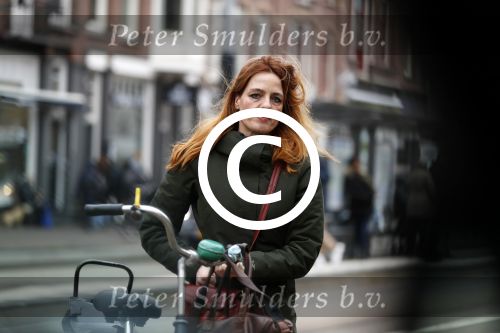 Amsterdam 29 januari 2019
Luizenmoeder actrice ilse Warringa op de fiets in Amsterdam.