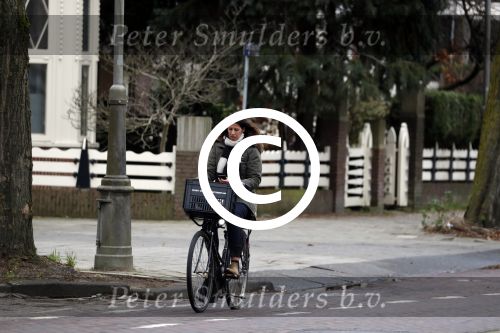 Amsterdam 5 januari 2018
Isa Hoes met mobieltje op de fiets