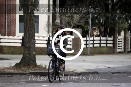 Amsterdam 5 januari 2018
Isa Hoes met mobieltje op de fiets