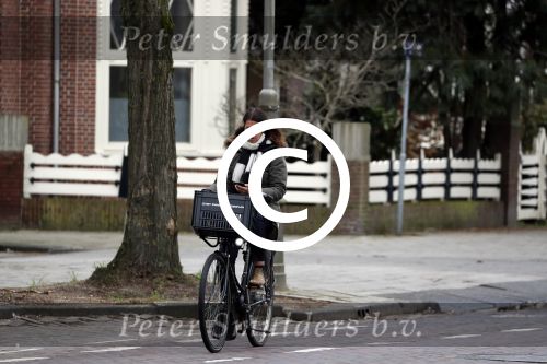 Amsterdam 5 januari 2018
Isa Hoes met mobieltje op de fiets