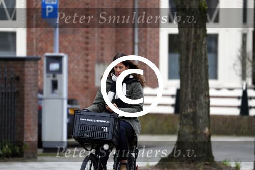 Amsterdam 5 januari 2018
Isa Hoes met mobieltje op de fiets