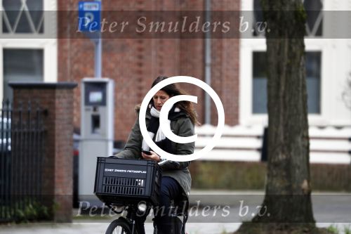 Amsterdam 5 januari 2018
Isa Hoes met mobieltje op de fiets