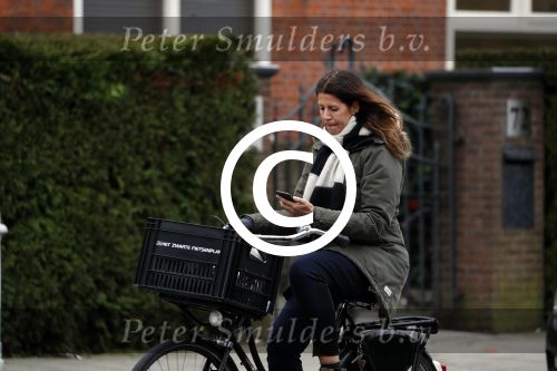 Amsterdam 5 januari 2018
Isa Hoes met mobieltje op de fiets