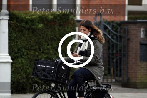 Amsterdam 5 januari 2018
Isa Hoes met mobieltje op de fiets