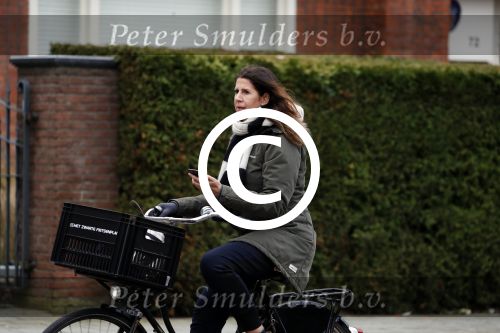 Amsterdam 5 januari 2018
Isa Hoes met mobieltje op de fiets
