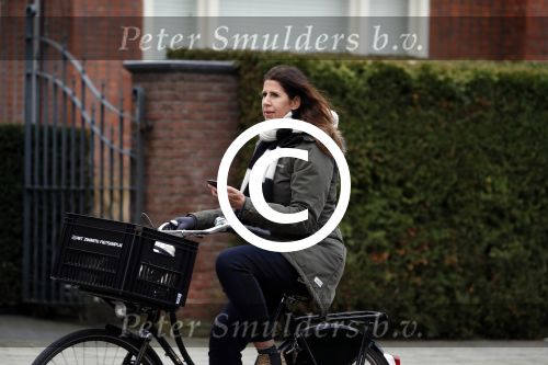 Amsterdam 5 januari 2018
Isa Hoes met mobieltje op de fiets