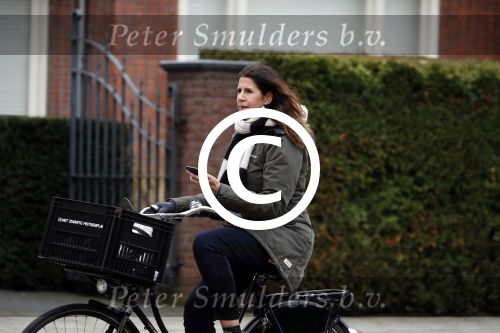 Amsterdam 5 januari 2018
Isa Hoes met mobieltje op de fiets
