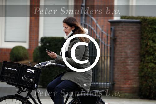 Amsterdam 5 januari 2018
Isa Hoes met mobieltje op de fiets