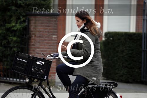 Amsterdam 5 januari 2018
Isa Hoes met mobieltje op de fiets