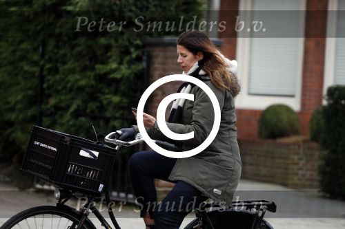 Amsterdam 5 januari 2018
Isa Hoes met mobieltje op de fiets