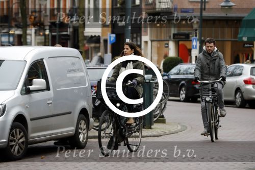 Amsterdam 5 januari 2018
Isa Hoes met mobieltje op de fiets