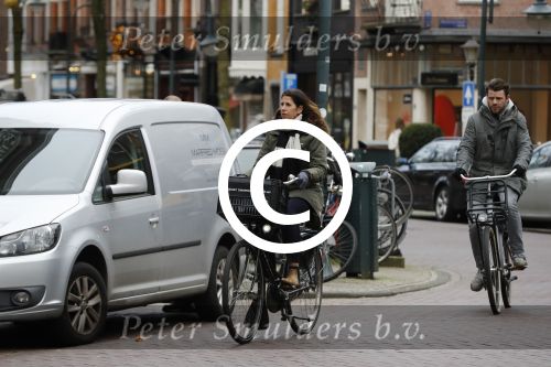 Amsterdam 5 januari 2018
Isa Hoes met mobieltje op de fiets