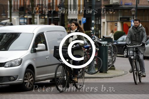 Amsterdam 5 januari 2018
Isa Hoes met mobieltje op de fiets