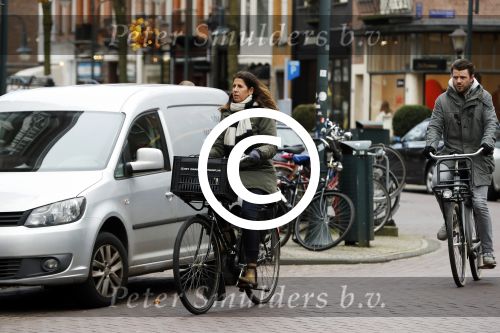 Amsterdam 5 januari 2018
Isa Hoes met mobieltje op de fiets