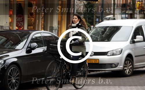 Amsterdam 5 januari 2018
Isa Hoes met mobieltje op de fiets