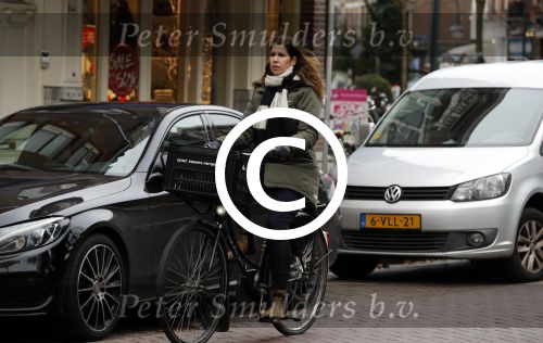 Amsterdam 5 januari 2018
Isa Hoes met mobieltje op de fiets