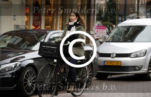 Amsterdam 5 januari 2018
Isa Hoes met mobieltje op de fiets